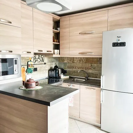 Sunny Central One-bedroom Апартаменты