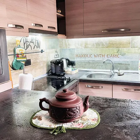 Sunny Central One-bedroom Апартаменты Тирана